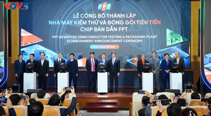FPT inaugure la première usine vietnamienne de test et d’encapsulation de semi-conducteurs - ảnh 1