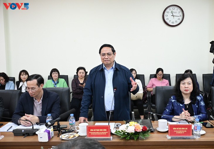 Têt: Pham Minh Chinh se rend dans deux hôpitaux à Hanoï - ảnh 2