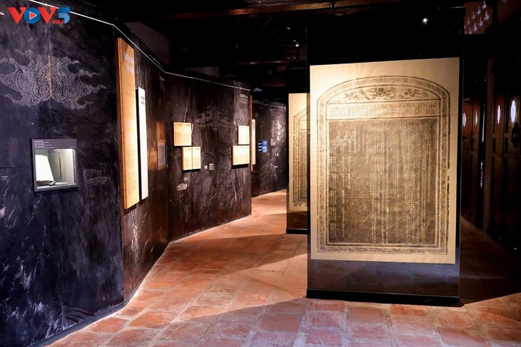 Au Temple de la Littérature, l’histoire gravée dans la pierre passe au numérique    - ảnh 1