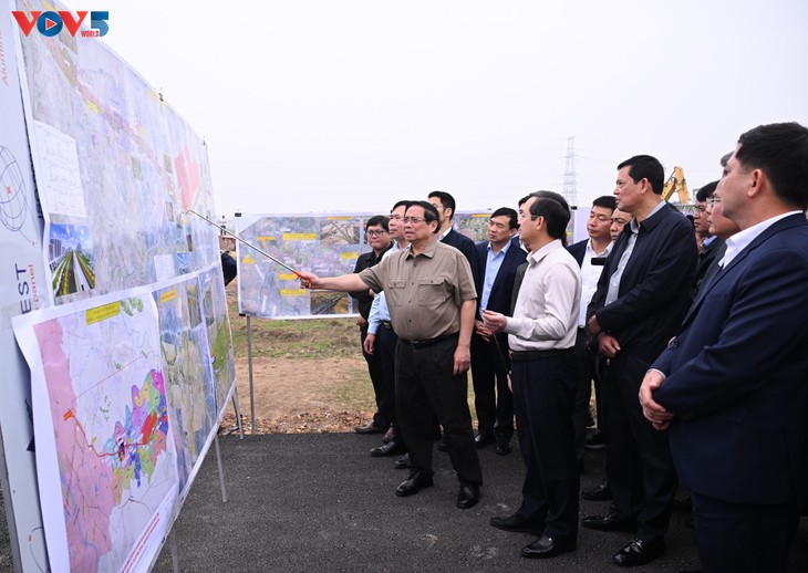 Le Premier ministre supervise le chantier de l’aéroport international de Gia Binh - ảnh 1