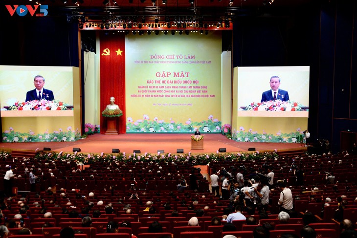 เลขาธิการใหญ่พรรค โตเลิม พบปะกับผู้แทนสภาแห่งชาติรุ่นต่างๆ  - ảnh 1