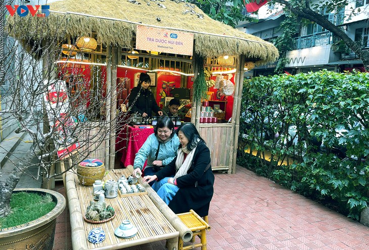 การฟื้นฟูบรรยากาศเทศกาลตรุษเต๊ตและตลาดตรุษเต๊ตภาคเหนือเวียดนามในพื้นที่ย่านเมืองเก่าฮานอย - ảnh 2