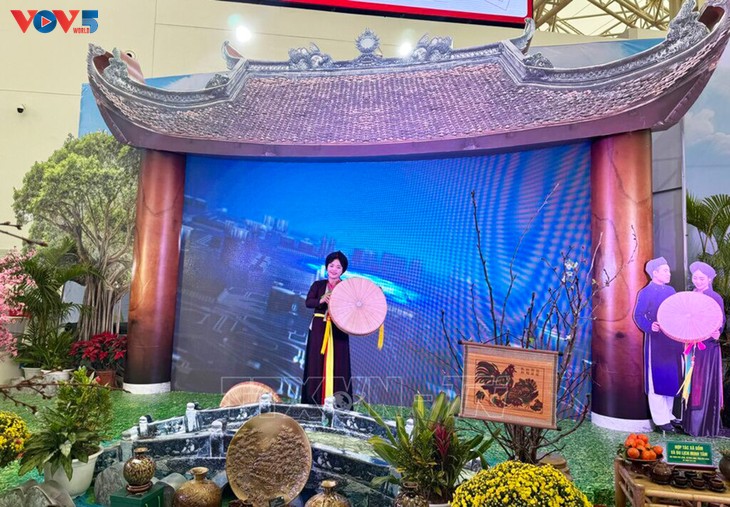 งานแสดงสินค้าฤดูใบไม้ผลิปี 2026 คึกคักด้วยรายการแสดงศิลปะต่างๆ - ảnh 1