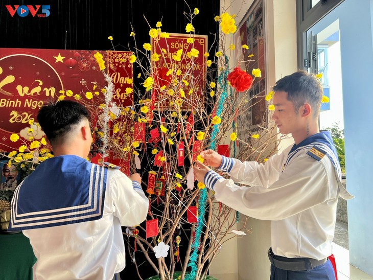 ทหารและประชาชนบนเกาะที่ห่างไกลเตรียมต้อนรับเทศกาลตรุษเต๊ต - ảnh 4