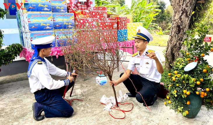 ทหารและประชาชนบนเกาะที่ห่างไกลเตรียมต้อนรับเทศกาลตรุษเต๊ต - ảnh 3