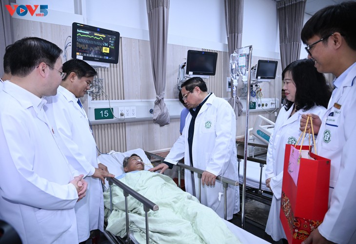 นายกรัฐมนตรี ฝ่ามมิงชิ้ง อวยพรตรุษเต๊ตแพทย์และผู้ป่วยในโรงพยาบาลต่างๆ - ảnh 1