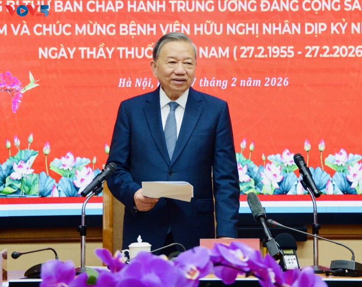 เลขาธิการใหญ่พรรค โตเลิม อวยพรเจ้าหน้าที่สาธารณสุขและแพทย์ที่โรงพยาบาลหิวหงิ - ảnh 2