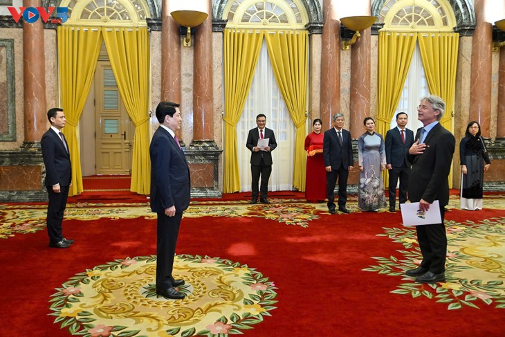 ประธานประเทศเลืองเกื่องให้การต้อนรับเอกอัครราชทูตที่เข้ายื่นสาส์นตราตั้ง - ảnh 3