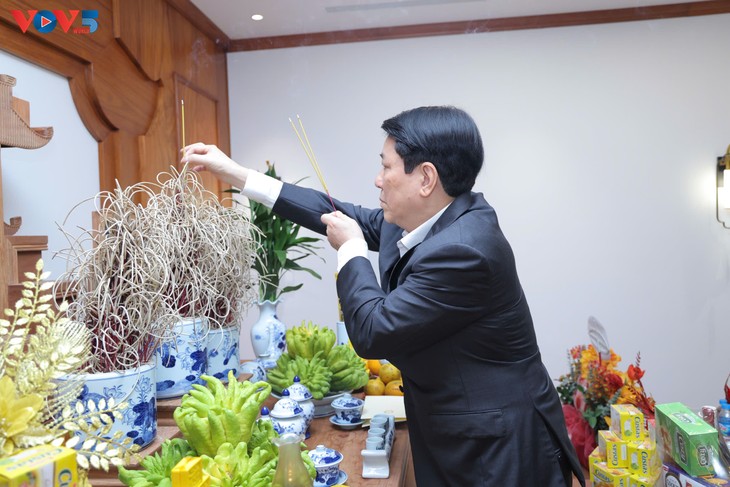 Chủ tịch nước Lương Cường thắp hương tưởng nhớ các vị nguyên lãnh đạo Đảng, Nhà nước - ảnh 2