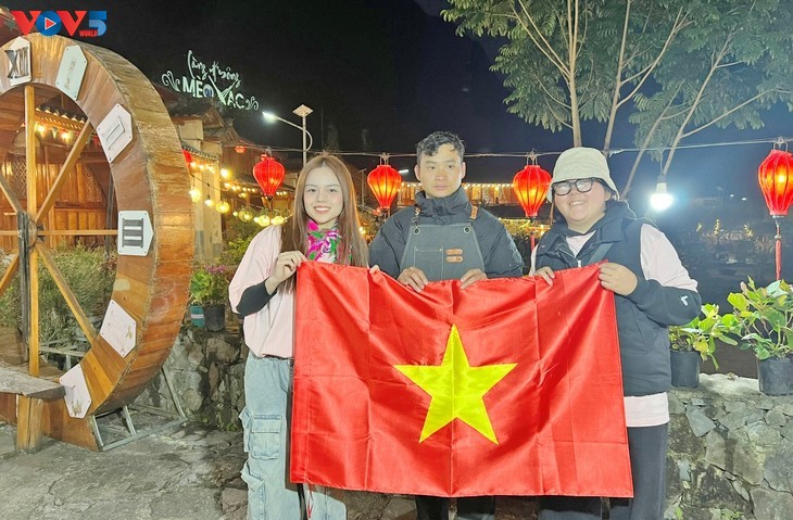 “Phấp phới Việt Nam”: Trao cờ Tổ quốc, gửi trọn tình yêu nước - ảnh 3