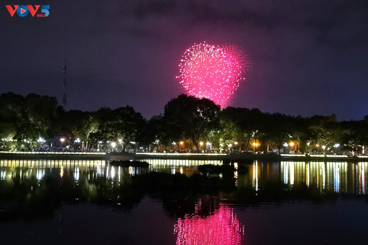 Fireworks celebrate National Day - ảnh 1