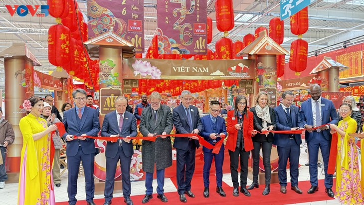 Vietnamese brands strengthen foothold in Carrefour retail network - ảnh 1