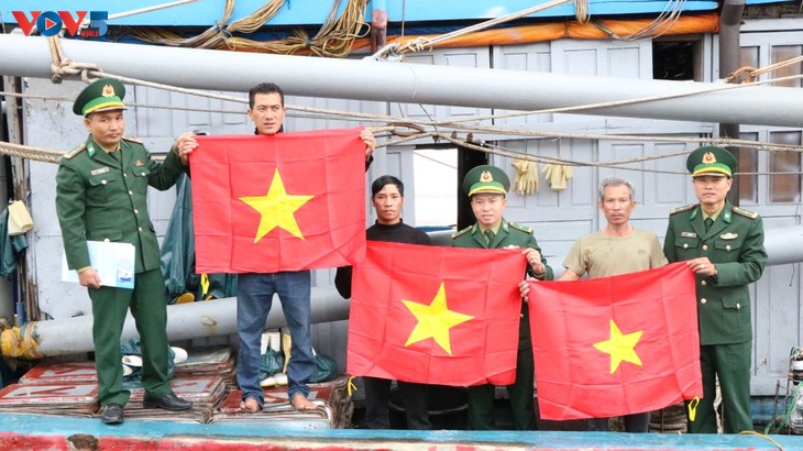 Fishing ports buzzing ahead of Tet - ảnh 3