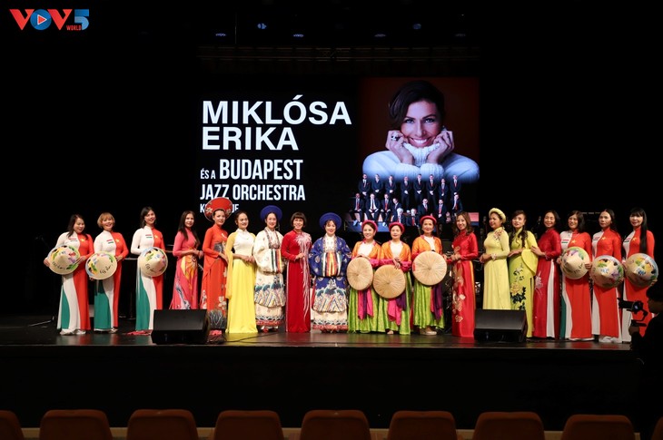 Áo dài Việt Nam lần đầu tỏa sáng trong buổi hòa nhạc quốc tế tại Budapest - ảnh 1
