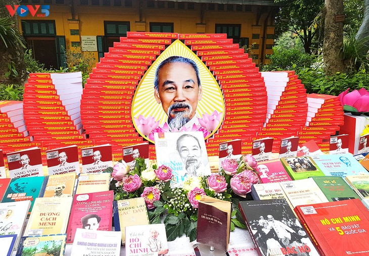 В мемориальном комплексе в честь Президента Хо Ши Мина на территории Президентского дворца состоялся ряд мероприятий, посвященных 135-й годовщине рождения Президента Хо Ши Мина  - ảnh 2