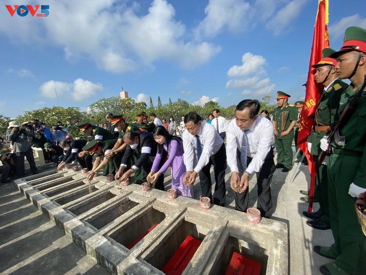 An Giang ៖ រំលឹកវិញ្ញាណក្ខ័ន្ធដល់អដ្ឋិធាតុ​យុទ្ធជន​ពលី​កងទ័ពស្មគ្រចិត្ត​វៀតណាម​ចំនួន ៦៨ នាក់ - ảnh 1