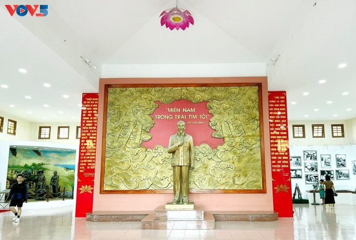 ផ្ទះតាំង​ពិព័រណ៍ “ខ្សែរស្របទី ១៧ និងបំណងប្រាថ្នាបង្រួបបង្រួមជាតិ​“៖ ការដឹងគុណអតីតកាល និង​រក្សាសន្តិភាពសព្វ​ថ្ងៃនេះ - ảnh 2