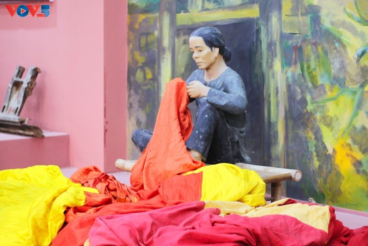 ផ្ទះតាំង​ពិព័រណ៍ “ខ្សែរស្របទី ១៧ និងបំណងប្រាថ្នាបង្រួបបង្រួមជាតិ​“៖ ការដឹងគុណអតីតកាល និង​រក្សាសន្តិភាពសព្វ​ថ្ងៃនេះ - ảnh 6