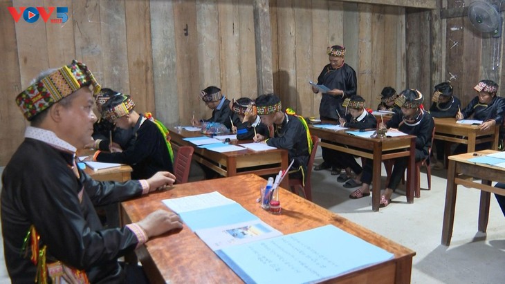 អ្នករក្សាអក្សរ Nom Dao  នៅភូមិ Cuon - ảnh 2