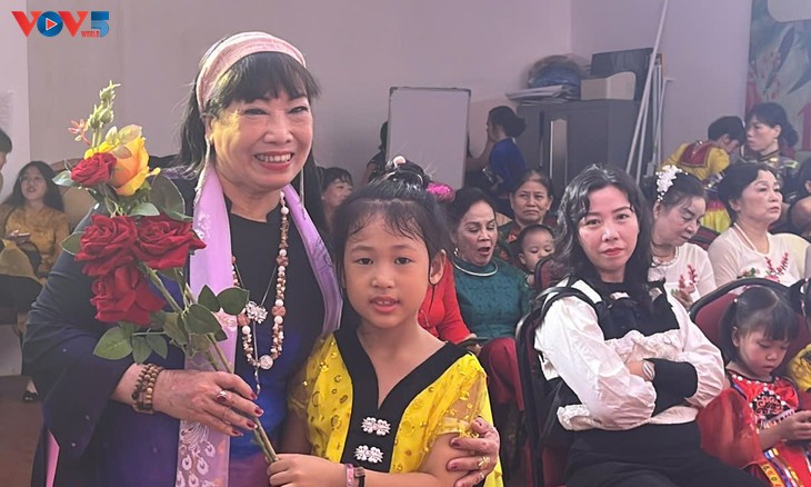 សិល្បការិនីឆ្នើម Thuy Dat - អ្នកថែរក្សាសិល្បៈវប្បធម៌ប្រជាប្រិយ - ảnh 2