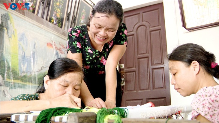 សិប្បការិនីឆ្នើម ហ័ង ធី ឃឿង (Hoang Thi Khuong) បំភ្លឺជំនឿជាក់សម្រាប់ជនពិការ - ảnh 2