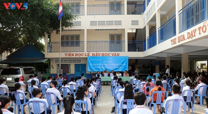 Học sinh Campuchia gốc Việt bước vào năm học mới - ảnh 1