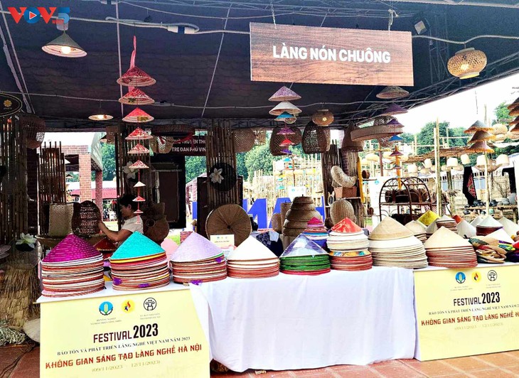 Quảng bá sản phẩm làng nghề thủ công truyền thống của Hà Nội tại Festival Bảo tồn và Phát triển làng nghề Việt Nam 2023 - ảnh 2