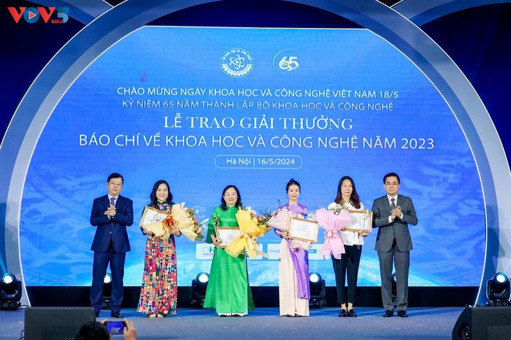 Trao giải thưởng báo chí về khoa học và công nghệ năm 2023 - ảnh 1