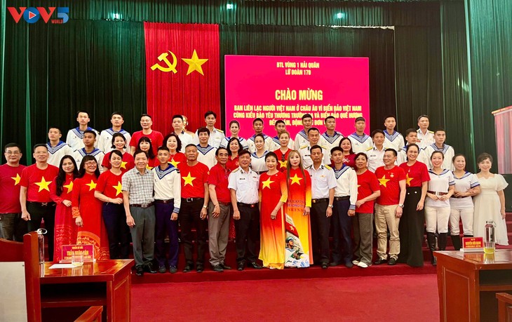 Kiều bào châu Âu trao tặng 100 triệu đồng động viên cán bộ, chiến sĩ Vùng 1 Hải quân - ảnh 1