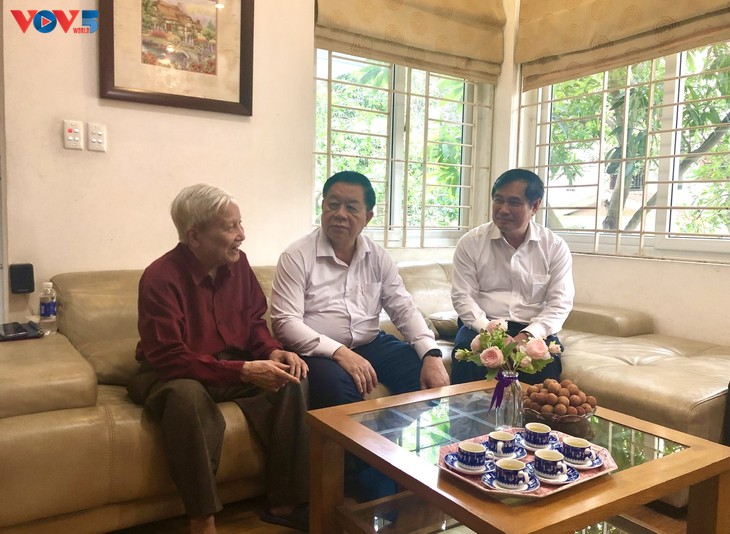 Trưởng ban Tuyên giáo và Dân vận Trung ương Nguyễn Trọng Nghĩa thăm và chúc mừng các nhà báo lão thành - ảnh 4