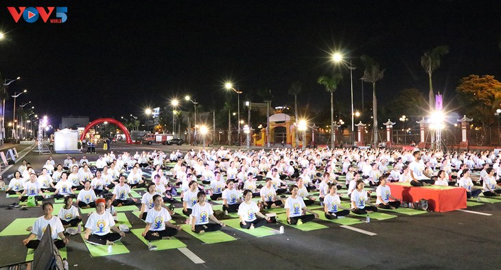 Hơn 1.000 người đồng diễn “Yoga - Vì một thế giới hoà bình và hữu nghị” - ảnh 1