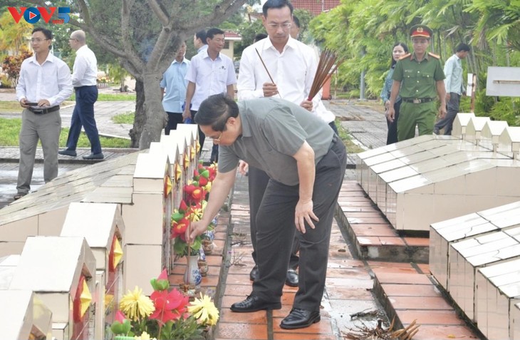 Thủ tướng Phạm Minh Chính tri ân các Anh hùng liệt sĩ, thăm các gia đình chính sách ở An Giang - ảnh 2