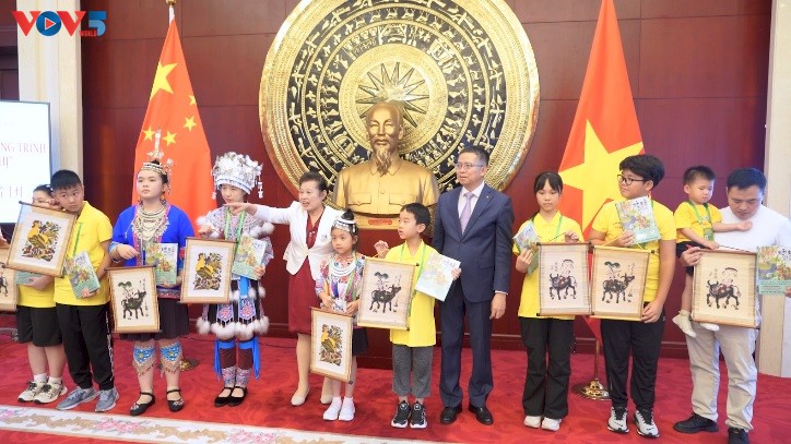 Giao lưu thiếu nhi Việt Nam - Trung Quốc - ảnh 1