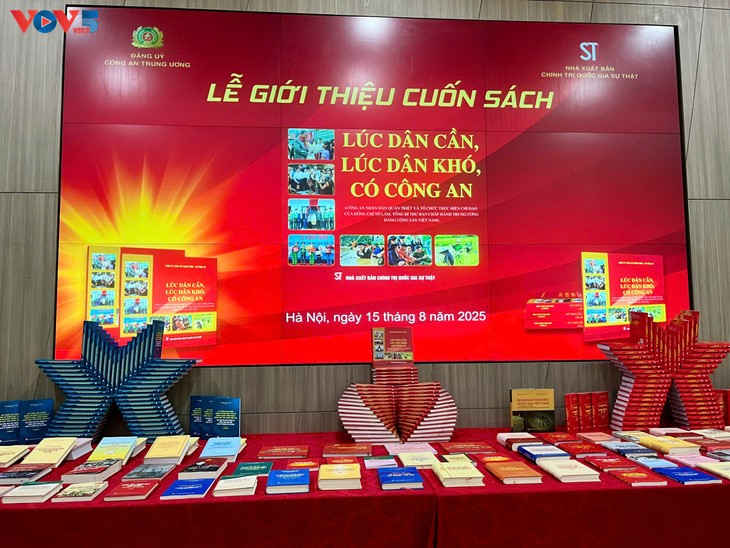 Lễ ra mắt sách “Lúc dân cần, lúc dân khó, có công an” kỷ niệm 80 năm Ngày truyền thống Công an nhân dân - ảnh 4