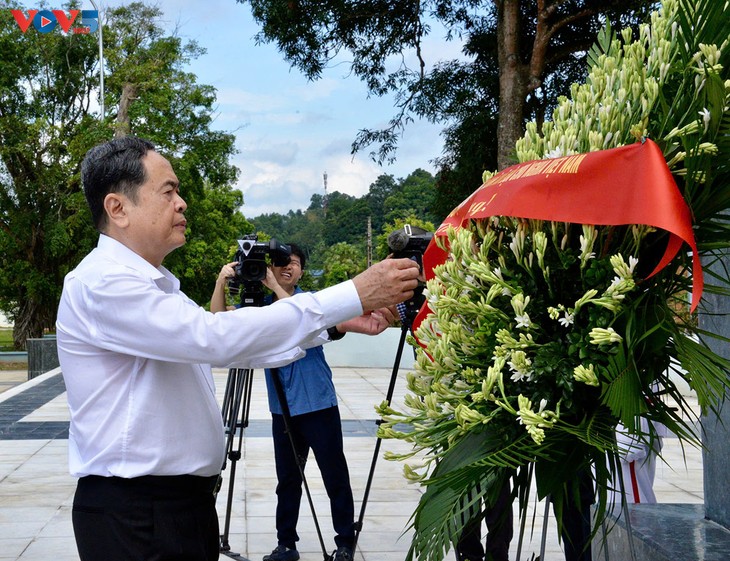 Chủ tịch Quốc hội Trần Thanh Mẫn dâng hương tưởng niệm các bậc tiền bối cách mạng tại Tuyên Quang - ảnh 1