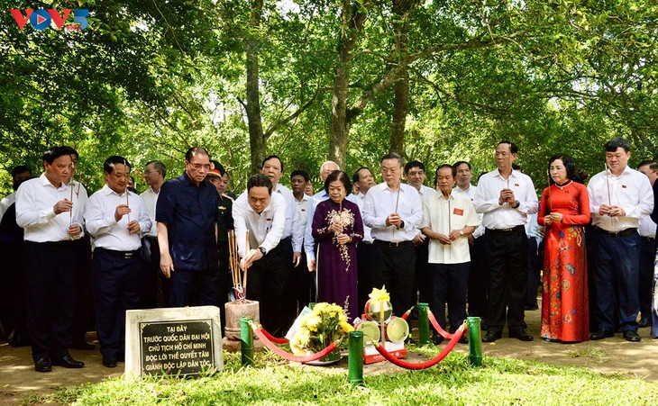 Chủ tịch Quốc hội Trần Thanh Mẫn dâng hương tưởng niệm các bậc tiền bối cách mạng tại Tuyên Quang - ảnh 3