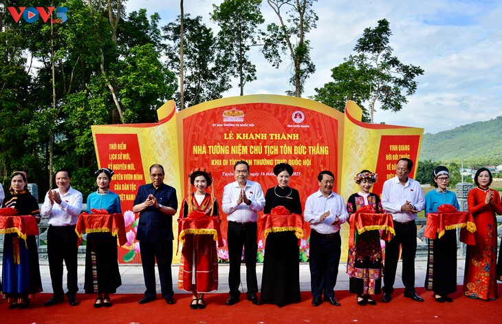 Chủ tịch Quốc hội Trần Thanh Mẫn dâng hương tưởng niệm các bậc tiền bối cách mạng tại Tuyên Quang - ảnh 2