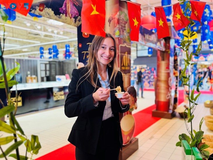 Khai trương Tuần lễ hàng Việt Nam lần đầu tiên tại vùng Đại Đông của nước Pháp - ảnh 2