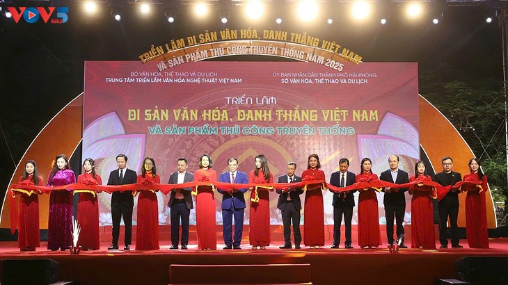 Khai mạc Triển lãm “Di sản văn hóa, danh thắng Việt Nam và sản phẩm thủ công truyền thống năm 2025” - ảnh 1