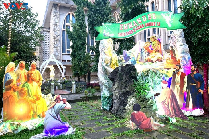 Giáng sinh ấm áp lan tỏa khắp các tuyến phố trung tâm thành phố Huế  - ảnh 1