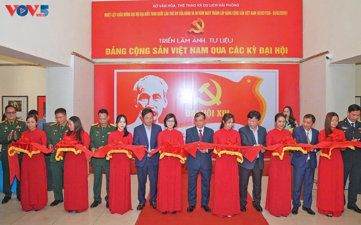 Triển lãm ảnh Đảng Cộng sản Việt Nam qua các kỳ Đại hội - ảnh 1