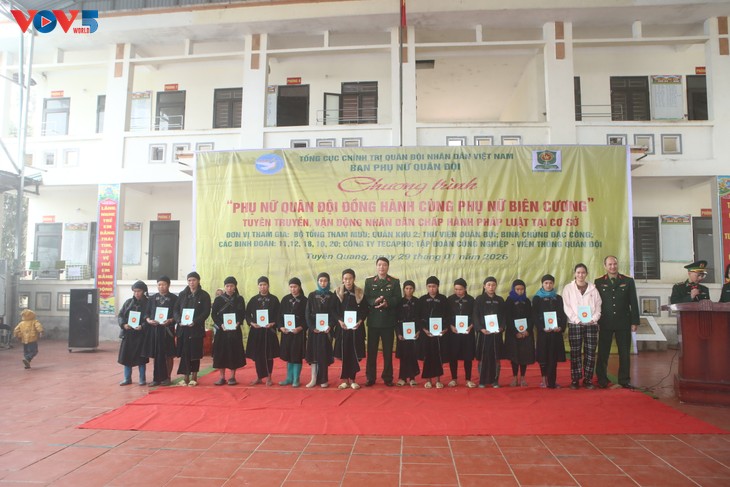 Ấm áp chương trình “Phụ nữ Quân đội đồng hành cùng phụ nữ biên cương” tại Xín Mần, tỉnh Tuyên Quang - ảnh 3