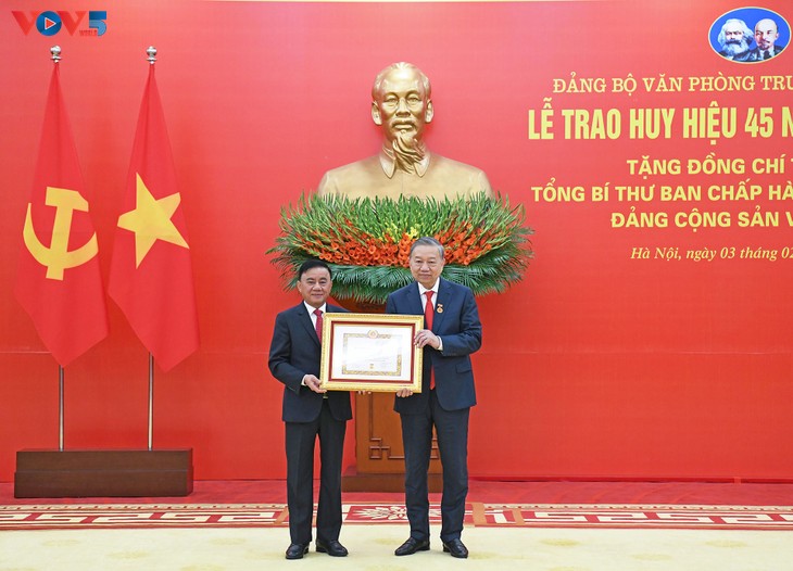 Tổng Bí thư Tô Lâm nhận Huy hiệu 45 năm tuổi Đảng       - ảnh 2