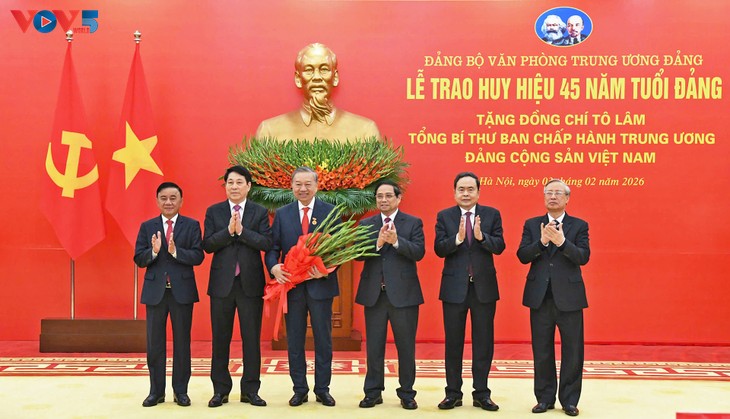 Tổng Bí thư Tô Lâm nhận Huy hiệu 45 năm tuổi Đảng       - ảnh 1