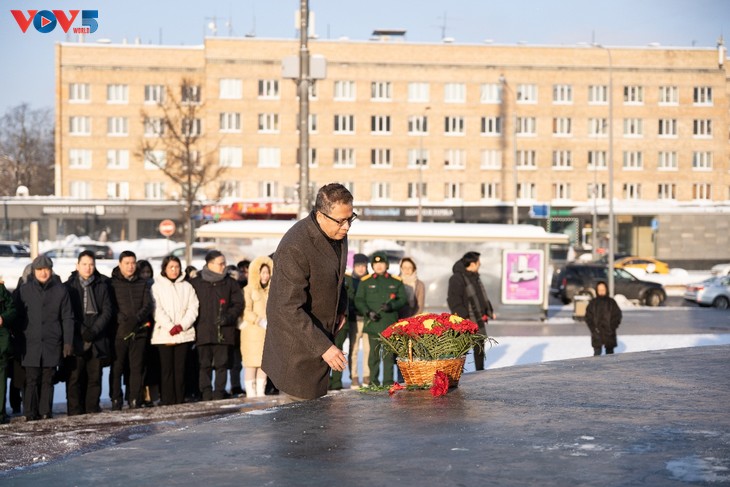 Đại sứ quán Việt Nam tại Nga dâng hoa tưởng niệm Chủ tịch Hồ Chí Minh nhân 96 năm Ngày thành lập Đảng Cộng sản Việt Nam - ảnh 1