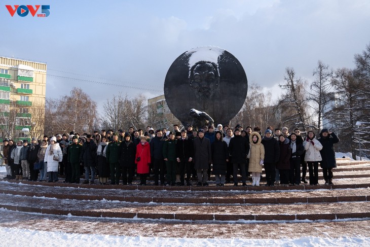 Đại sứ quán Việt Nam tại Nga dâng hoa tưởng niệm Chủ tịch Hồ Chí Minh nhân 96 năm Ngày thành lập Đảng Cộng sản Việt Nam - ảnh 2