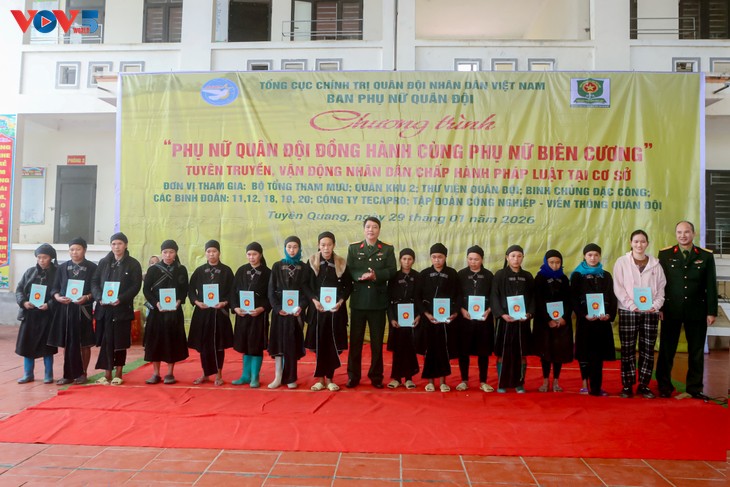 Thắp sáng niềm tin cho phụ nữ và trẻ em vùng biên - ảnh 1