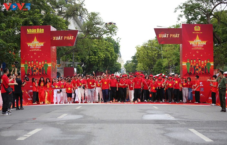 Walking campaign launched for a united and strong Vietnam  - ảnh 1