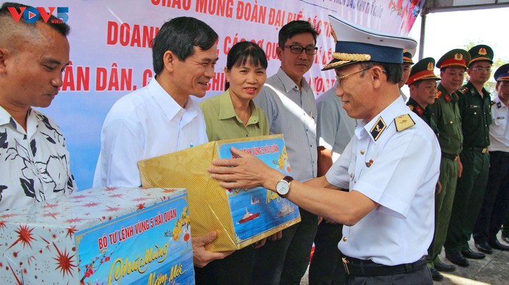 Naval Region 5 brings early Tet celebrations to Tho Chau special zone - ảnh 2