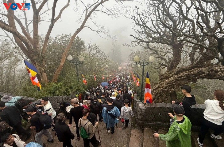 Tourist sites in Quang Ninh attract crowds of New Year visitors - ảnh 1